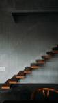 Escalier reposant sur un mur de tadelakt 