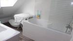 Salle de bain baignoire et paroi de douche