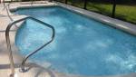 terrasse autour d'une piscine