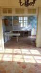 Avant travaux : lambris beige et ancienne cuisine