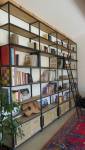 Bibliothèque en bois et métal