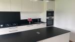 Cuisine noire et blanche La Maison des Travaux Rouen 