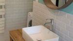 Une salle de bain colorée à Paris