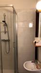 Petite salle de bain : La douche a remplacé les WC
