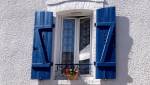 fenêtre PVC déco bois teinté bleu