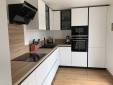 Rénovation de cuisine plan de travail bois et façades blanches