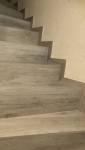 Escaliers et plinthes posés, en carrelage imitation bois