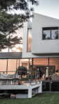Vue extérieure avec la terrasse au coucher du soleil