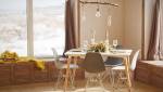 Une salle à manger en bois avec des meubles bas sur-mesure
