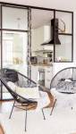 une belle verrière coulissante entre elle salon et la cuisine
