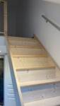 Escalier pin passif avec rampe de sécurité pour montée à la cuisine - Cergy - 95000 -