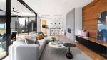 Un séjour ouvert entièrement meublé sur-mesure dans un style contemporain 