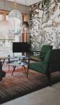 Un papier peint végétal dans un salon 