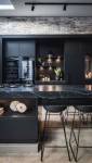 Cuisine moderne à mobilier noir - Hyères 83