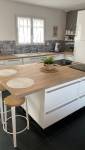 Îlot central de cuisine avec plaque de cuisson intégrée - Hyères 83