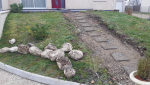 Réaménagement d’une entrée de maison avec allée en jardin en pente
