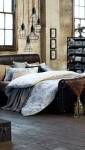 Chambre avec aménagement industriel suspension métal et casiers rangement