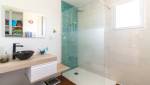 Salle de bain rénovée faïence crème et verte