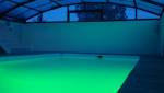 Vue de la piscine éclairée