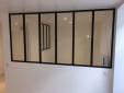Verrières en aluminium noir dans un souplex de maison - Nantes 44