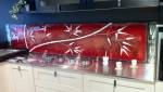 Crédence en verre teinté laque rouge et design japonisant -
