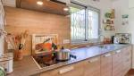 Hotte ultra moderne et crédence assortie aux meubles