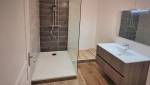 Salle de bain rénovée avec douche à l'italienne