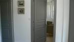 porte et contours de porte assortis, gris