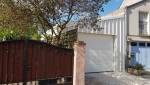 Côté de l'extension de maison, garage en bac acier