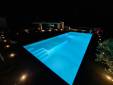 Piscine éclairée la nuit