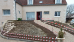 Réaménagement d’une entrée de maison avec allée en jardin en pente