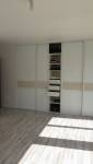 Mise en place façades dressing sur mesure en mélaminé blanc avec niches tiroirs étagères au centre - revêtement de sol lames PVC façon bois - Carquefou - 44470 -