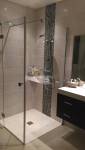 Receveur de douche carrelé avec paroi