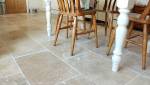 carrelage à teinte naturelle dans la cuisine pour une touche rustique