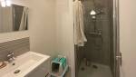 Salle de bain avec douche