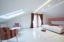 Une chambre lumineuse sous les toits