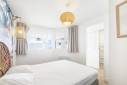 Chambre avec verrière blanche