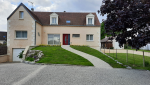 Réaménagement d’une entrée de maison avec allée en jardin en pente