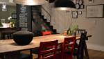 Cuisine salle à manger avec mobilier et suspensions industriels -