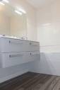 Pose d'un nouveau revêtement de salle de bain
