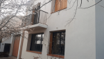 Façade avant de la maison après travaux d'isolation et de rénovation