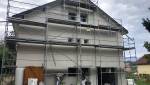 chantier en cours, avec les échafaudages