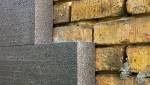 couche d'isolant sur mur en brique