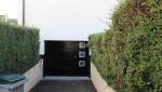 Porte de garage enroulable motorisée et enrobé draîant de l'allée en pente - Pontoise - 95000 -