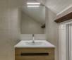 Le lavabo et miroir