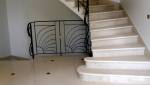 Palier 1er étage en grès cérame assorti escalier en pierre de Bourgogne et balustrade acier fer forgé sur mesure - Pontoise - 95000 -