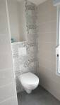 WC suspendu et carrelage/faïence