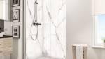 Panneaux muraux effet marbre dans une salle de bains