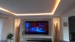 Espace salon avec faux plafond leds intégrés et meuble télévision avec niches latérales sur mesure - Neuville-sur-Oise - 95000 -