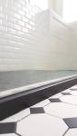 Receveur de douche surélevé dans salle d'eau avec carrelage mural métro - Osny - 95520 -